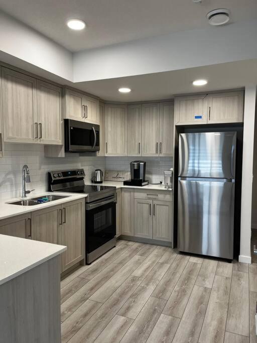 Brand New - Home Away From Home In Nw YYC المظهر الخارجي الصورة