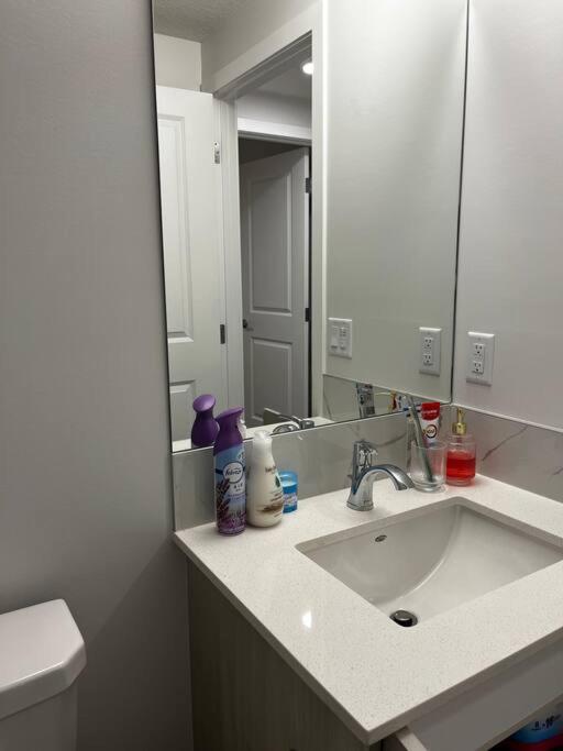 Brand New - Home Away From Home In Nw YYC المظهر الخارجي الصورة