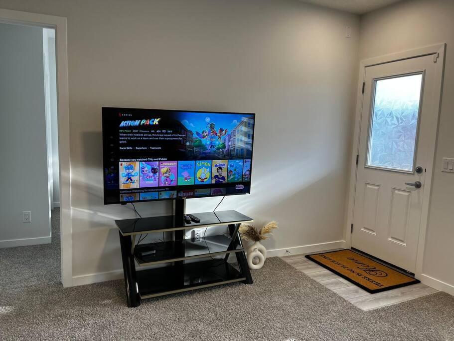 Brand New - Home Away From Home In Nw YYC المظهر الخارجي الصورة