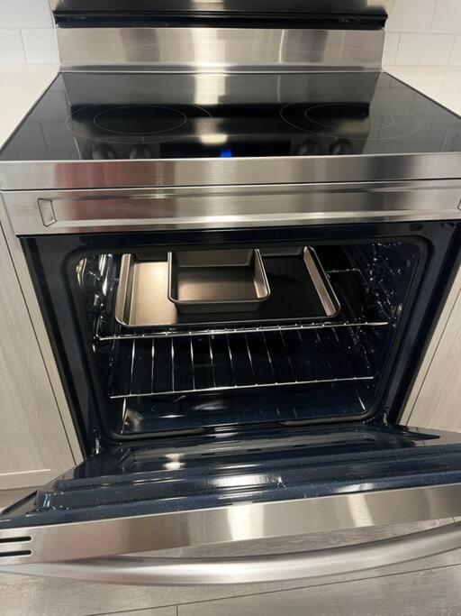 Brand New - Home Away From Home In Nw YYC المظهر الخارجي الصورة