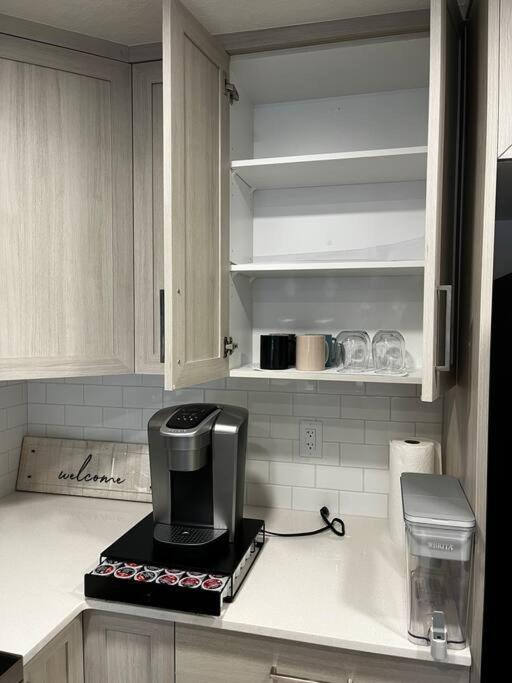 Brand New - Home Away From Home In Nw YYC المظهر الخارجي الصورة