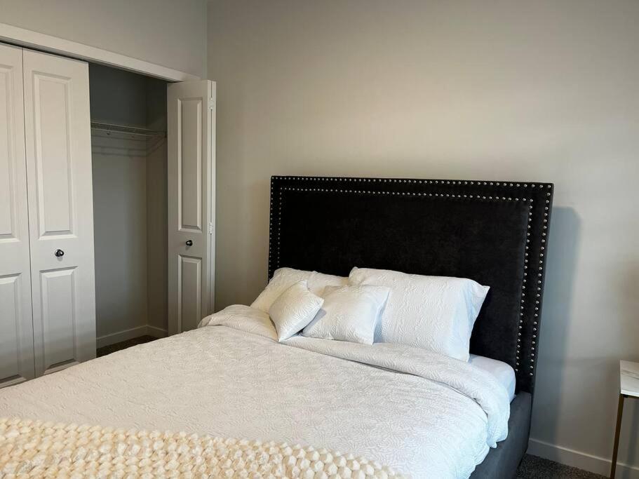 Brand New - Home Away From Home In Nw YYC المظهر الخارجي الصورة