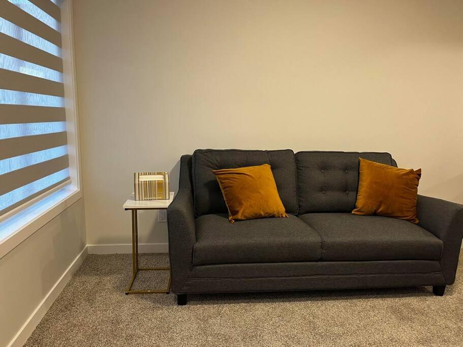 Brand New - Home Away From Home In Nw YYC المظهر الخارجي الصورة