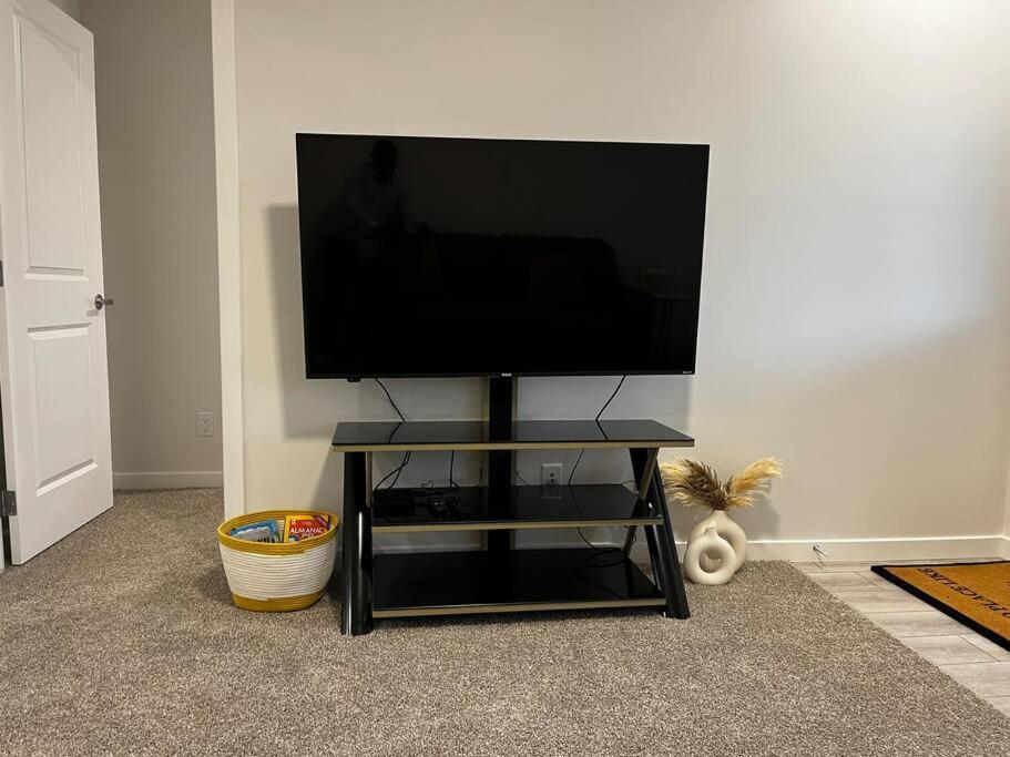 Brand New - Home Away From Home In Nw YYC المظهر الخارجي الصورة